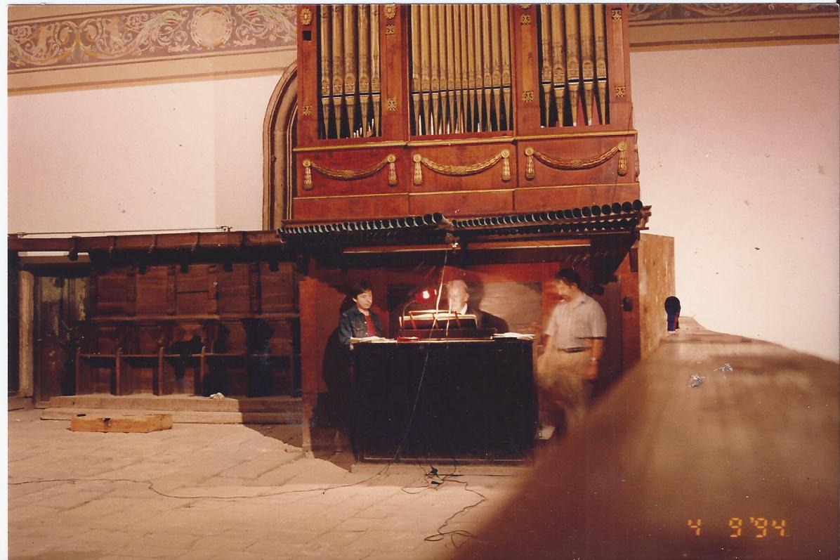 Delfino Madrigal Gil tocando el órgano de Cuitzeo